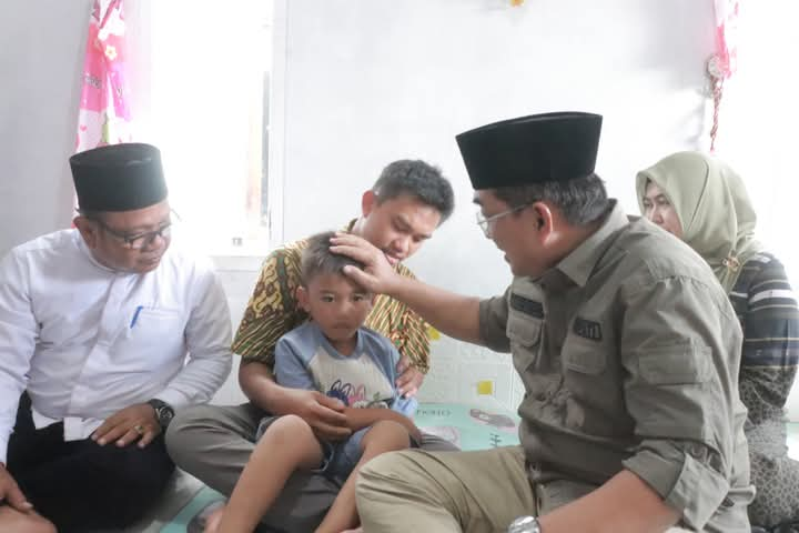 Bupati Anwar Sadat Kunjungi dan Beri Bantuan Untuk Balita Penderita Adenoid