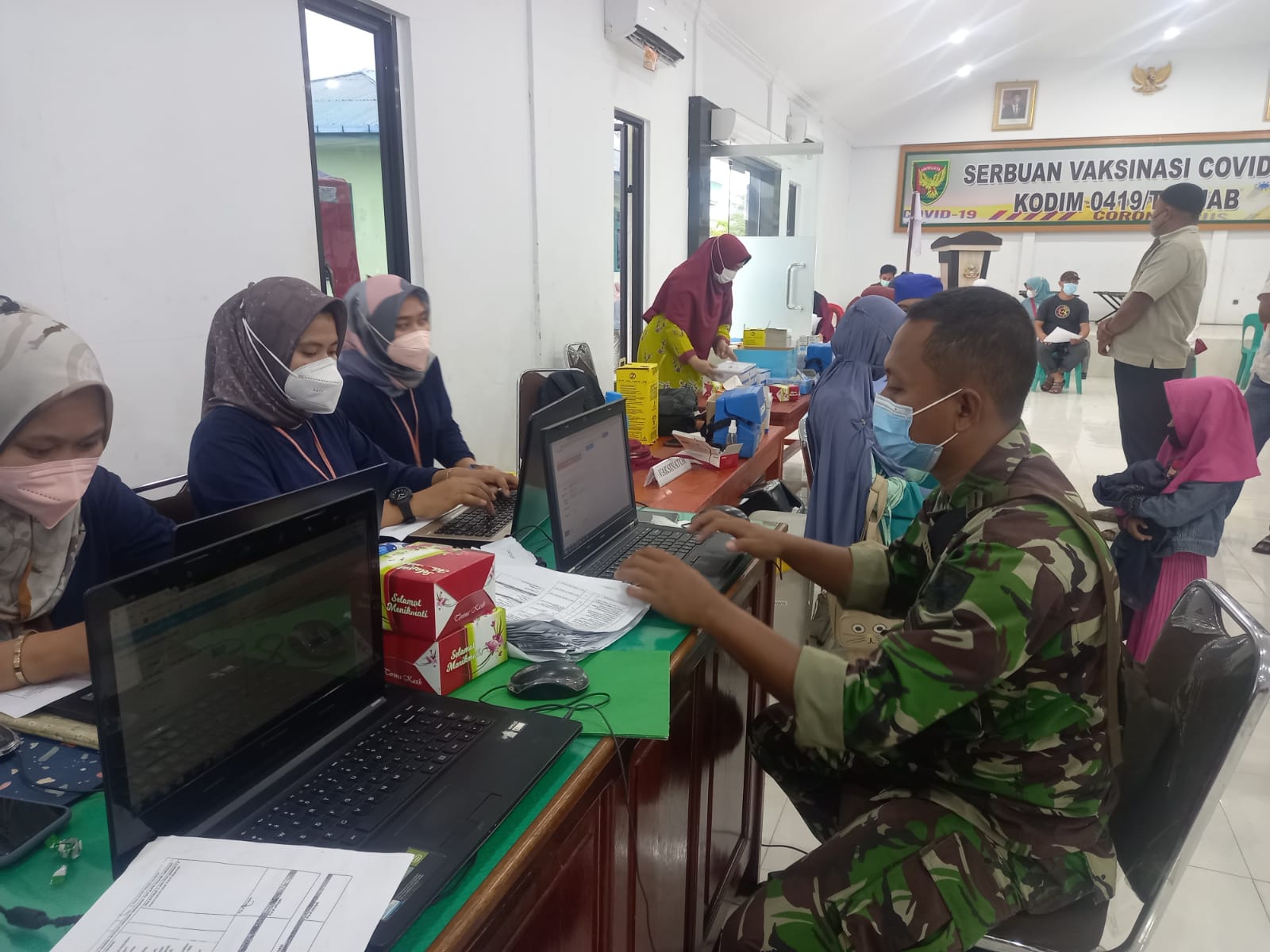 Serbuan Vaksinasi TNI Dosis II di Aula Makodin 0419/Tanjab Berlangsung Aman