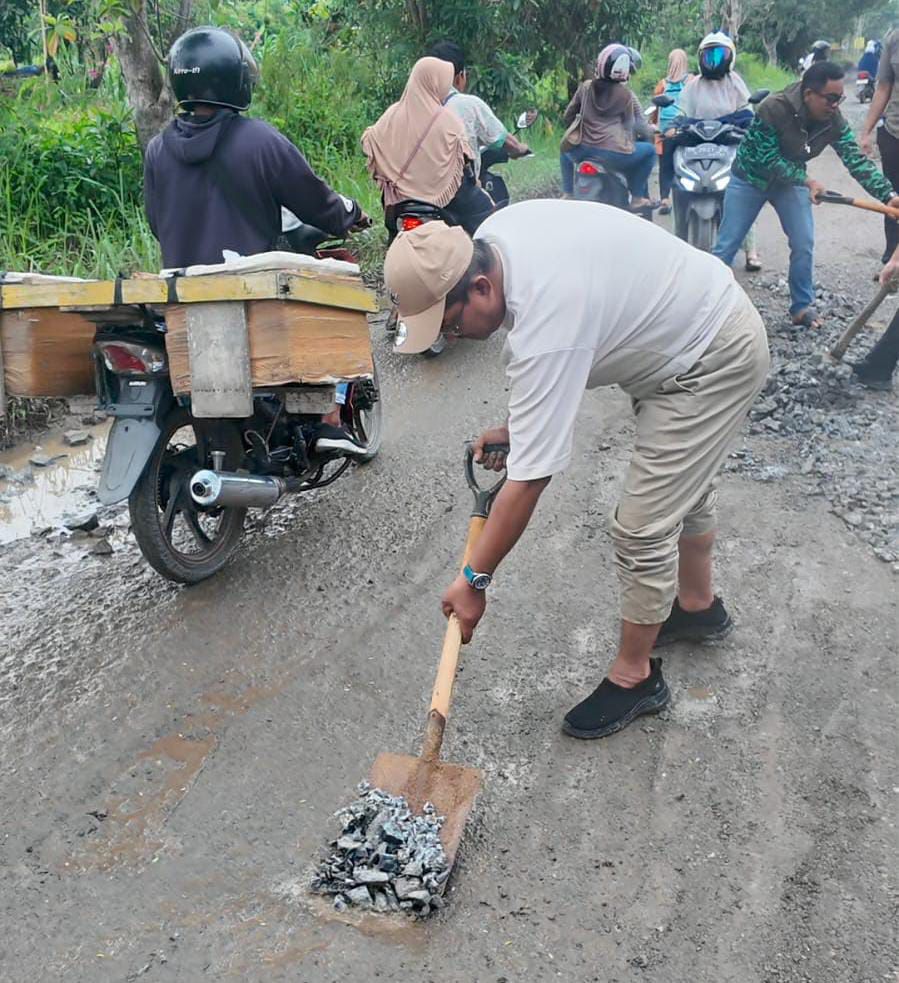 BPJN Jambi Terkesan Tutup Mata, Bupati Tanjabbar Turun Lansung Perbaiki Jalan Nasional Rusak Parah