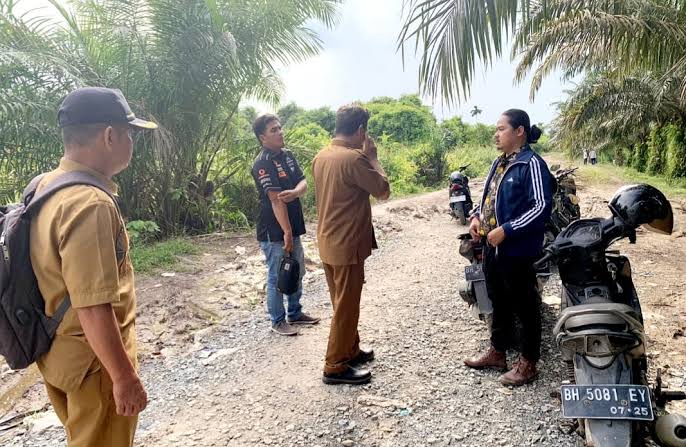 Dengan Sigap,Ketua Komisi ll DPRD Tanjab Barat Tinjau Lokasi Banjir Dikecamatan Bram Itam
