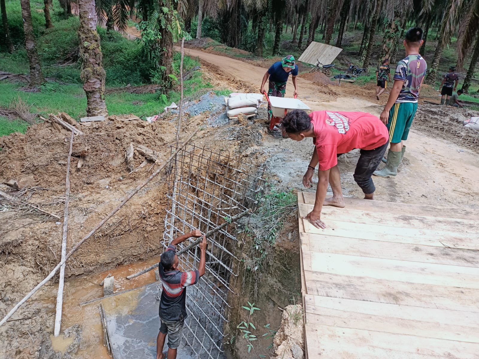 Satgas TMMD dan Warga Pasang Box Culvert di Desa Intan Jaya