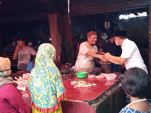 Blusukan di Pasar Tradisional Kualatungkal, M Amin Terima Dukungan Serta Do'a dari Para Pedagang