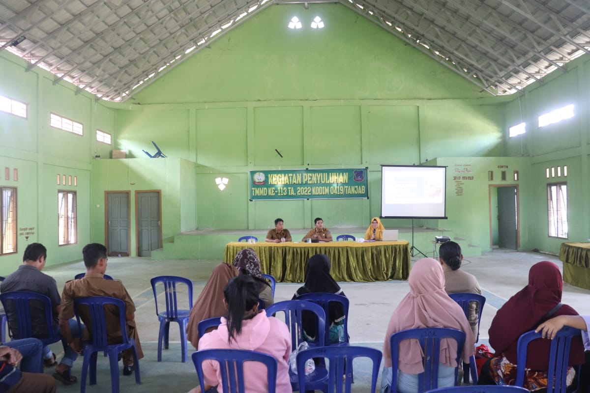 Masih Program TMMD, TNI Gandeng Dinas Dikbud Tanjabbar Beri Penyuluhan Paket C Kepada Warga