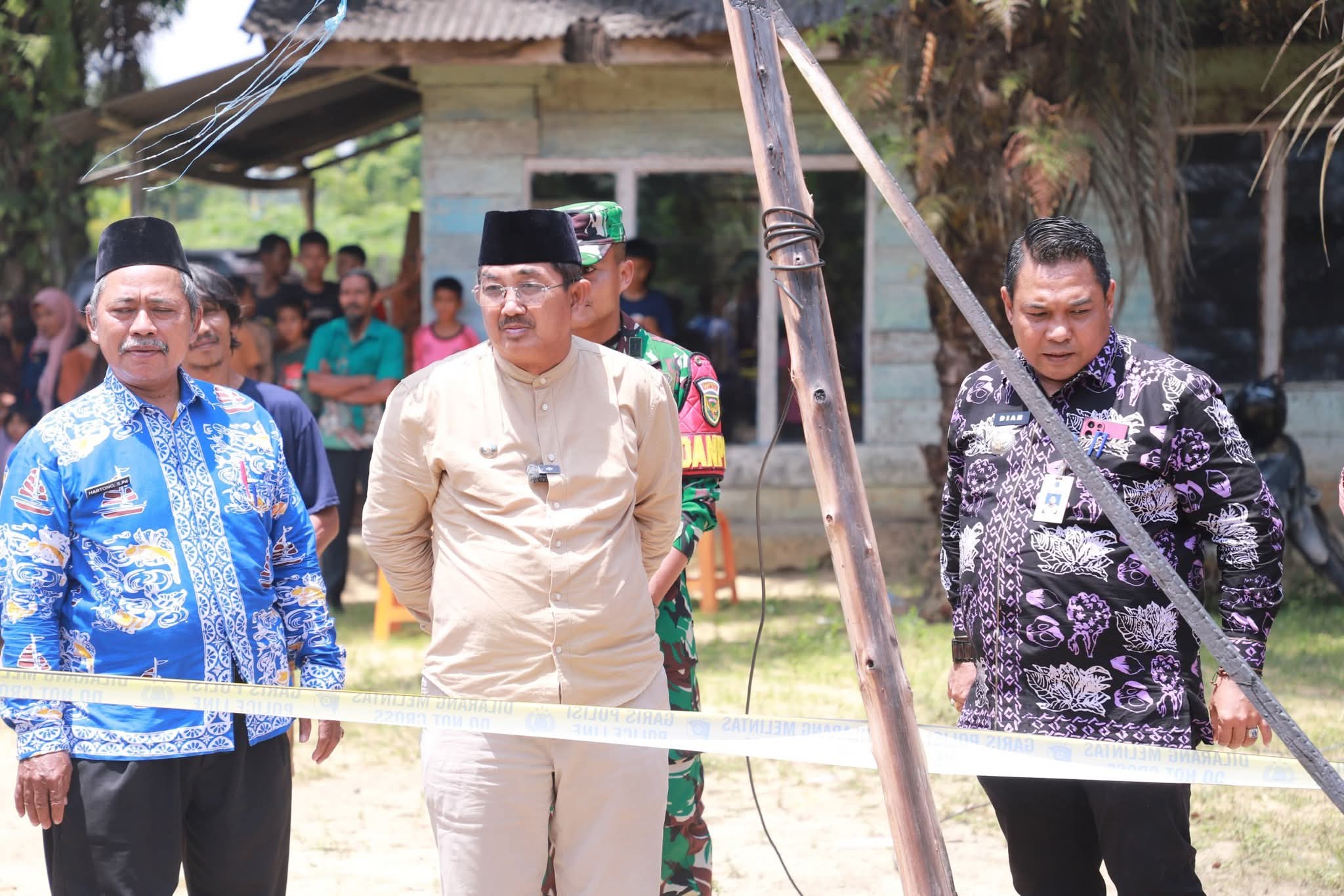 Bupati Tinjau Lokasi Kebakaran di Desa Purwodadi, Serahkan Bantuan untuk Korban