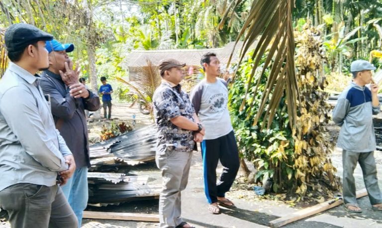 Ketua Komisi III Sambangi Korban Kebakaran Di Desa Sengai Gebar