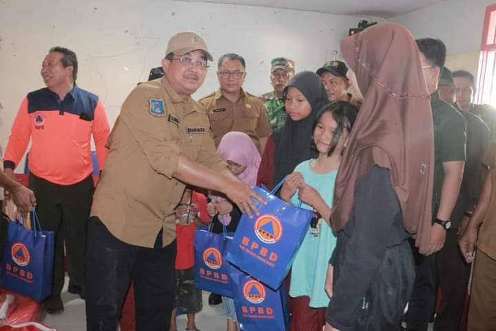 Bupati Anwar Sadat Kunjungi Korban Banjir di Betara, Berikan Bantuan dan Santunan