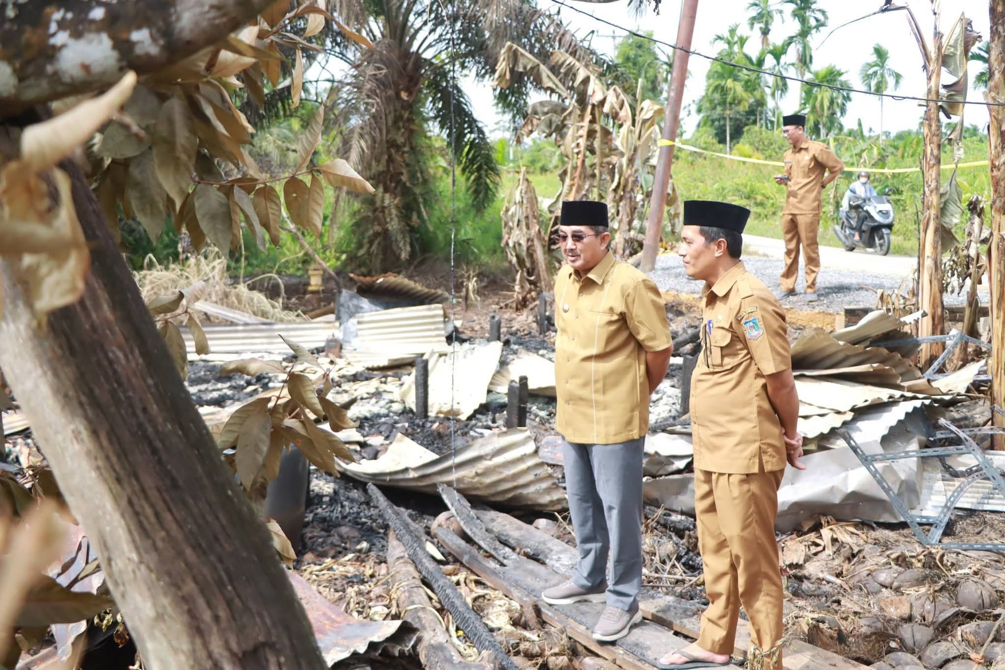 Bupati Tinjau Lokasi dan Salurkan Bantuan Korban Kebakaran di Desa Jati Mas