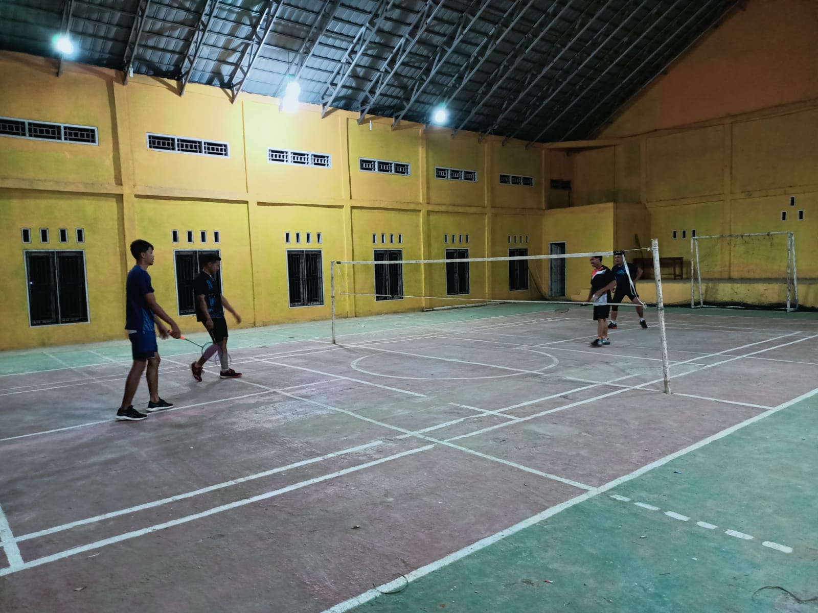 Bangun Keakraban, Satgas TMMD Ke-113 Kodim 0419/Tanjab Olahraga Badminton Bersama Warga 