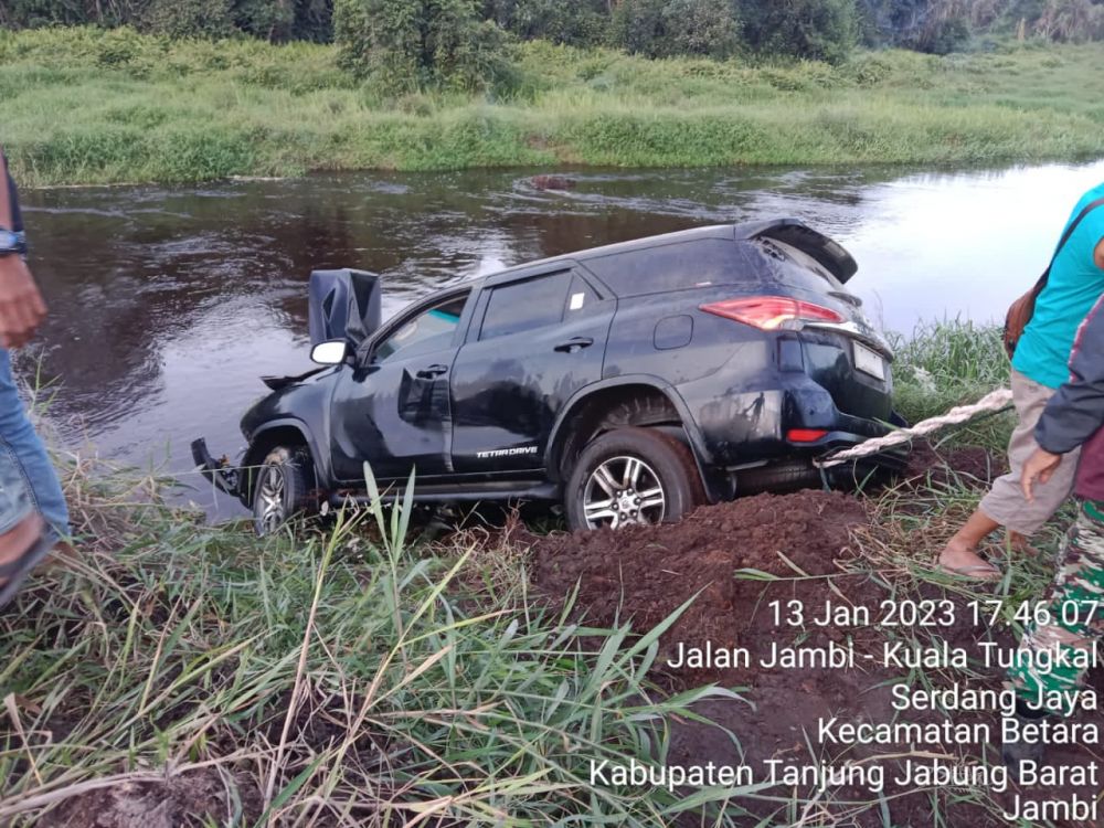 Laka Lantas Tunggal Di Jalan WKS, Mobil Ketua DRPD Tanjab Barat 