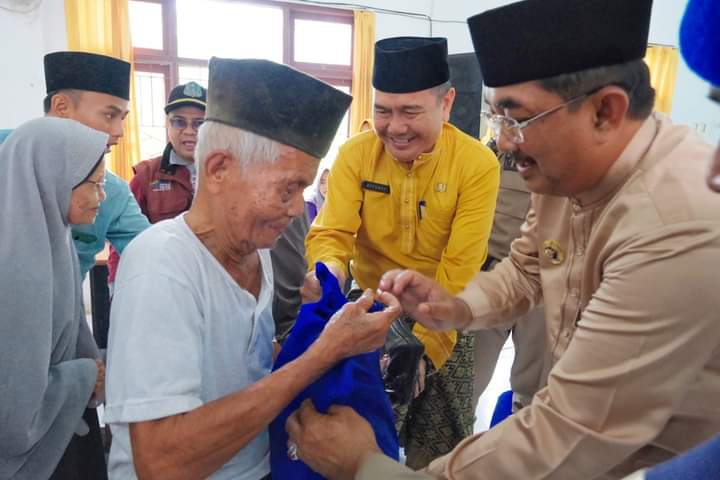Kunjungi Kecamatan Seberang Kota, Bupati Anwar Sadat Berikan Bantuan Kepada Lansia dan Penyandang Disabilitas