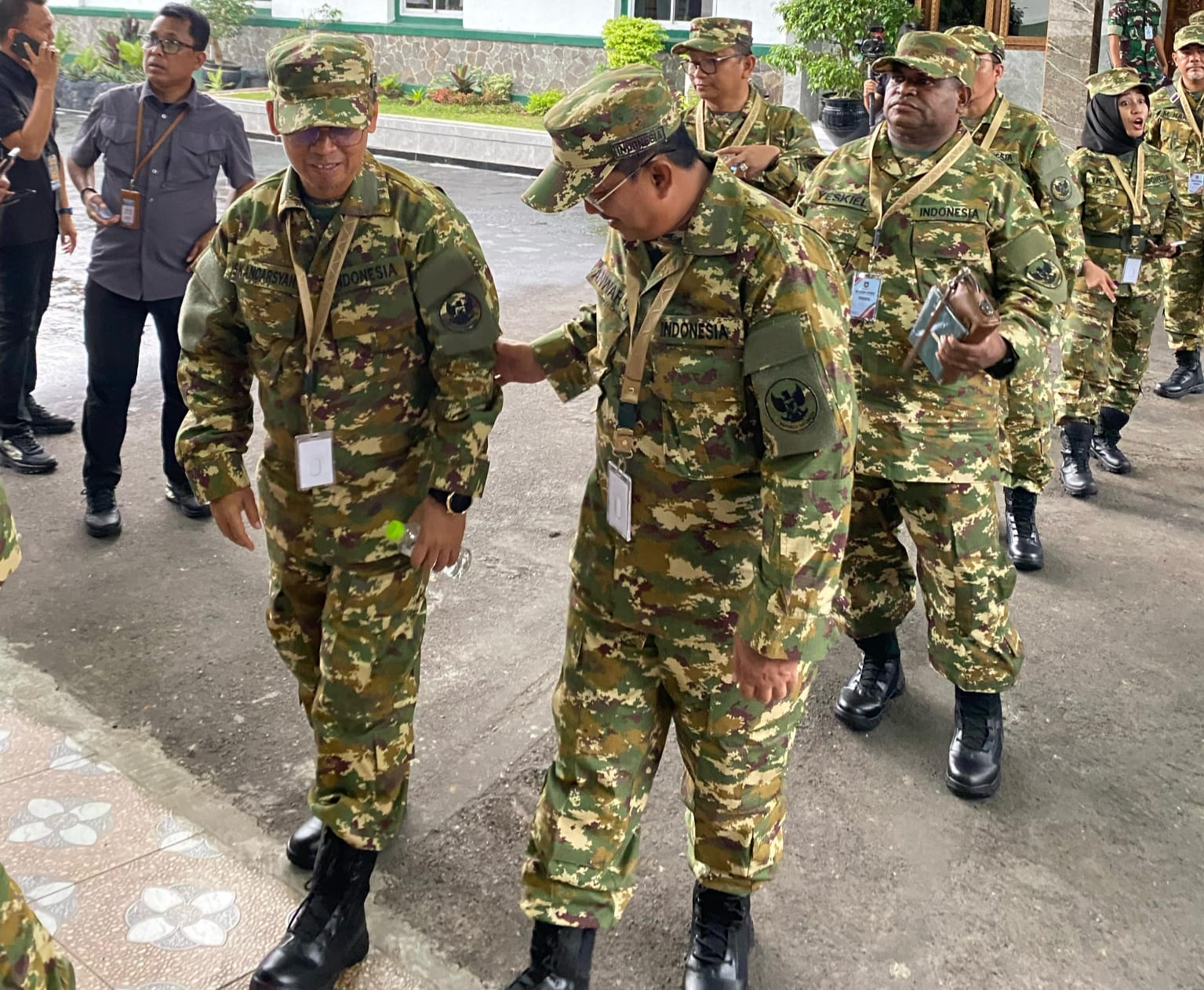 Berseragam Militer Lengkap, Bupati Tanjabbar Ikuti Retret di Magelang Pasca Pelantikan