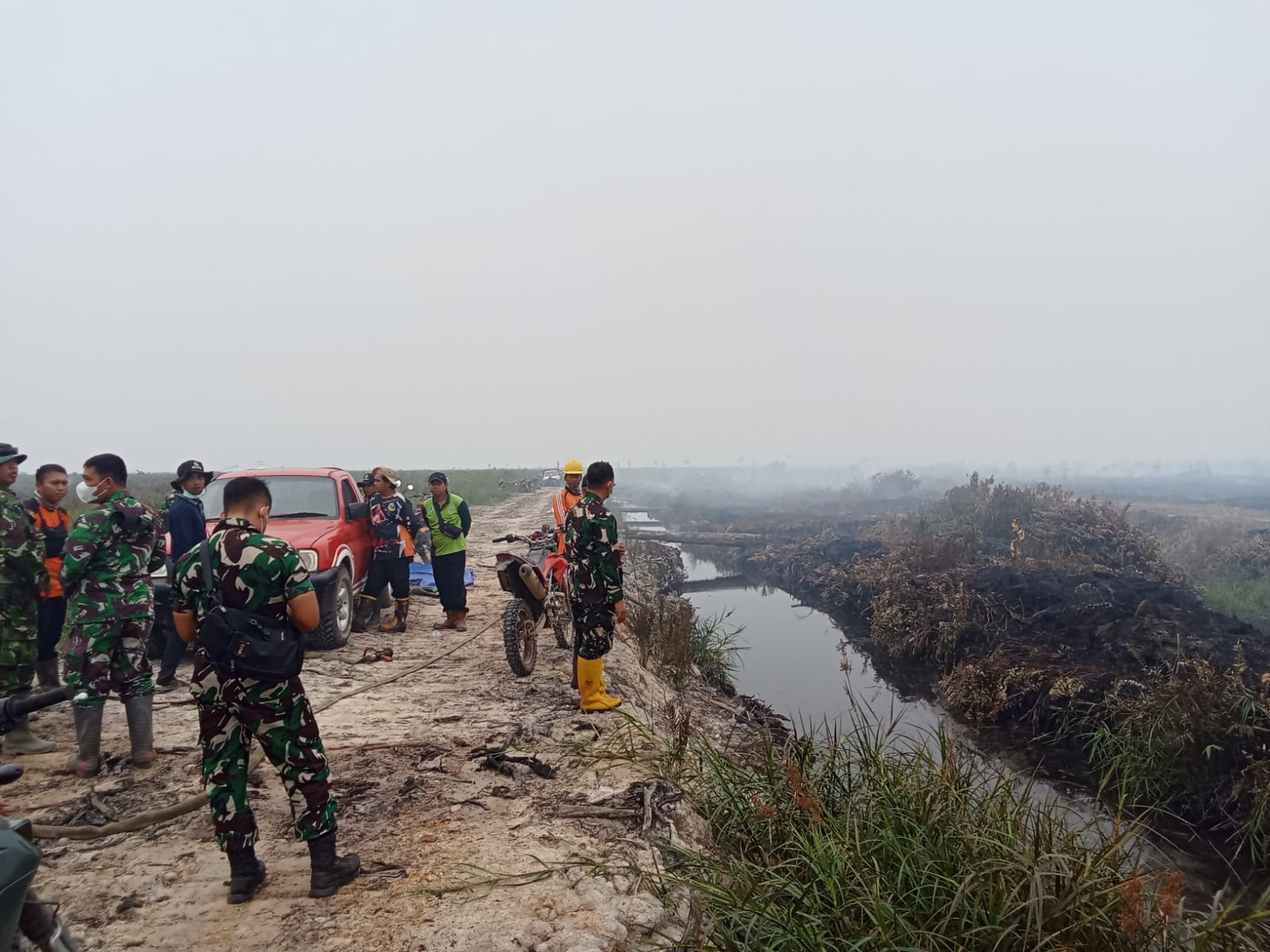 Dandim Tanjab Tinjau dan Pantau Karhutla di Desa Catur Rahayu