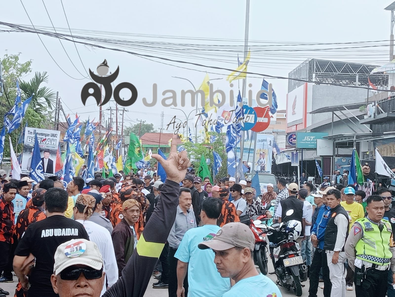 Datang Dari Berbagai Penjuru Tanjabbar, Ribuan Pendukung dan Simpatisan Antarkan UAS - KATAMSO Ke KPU 