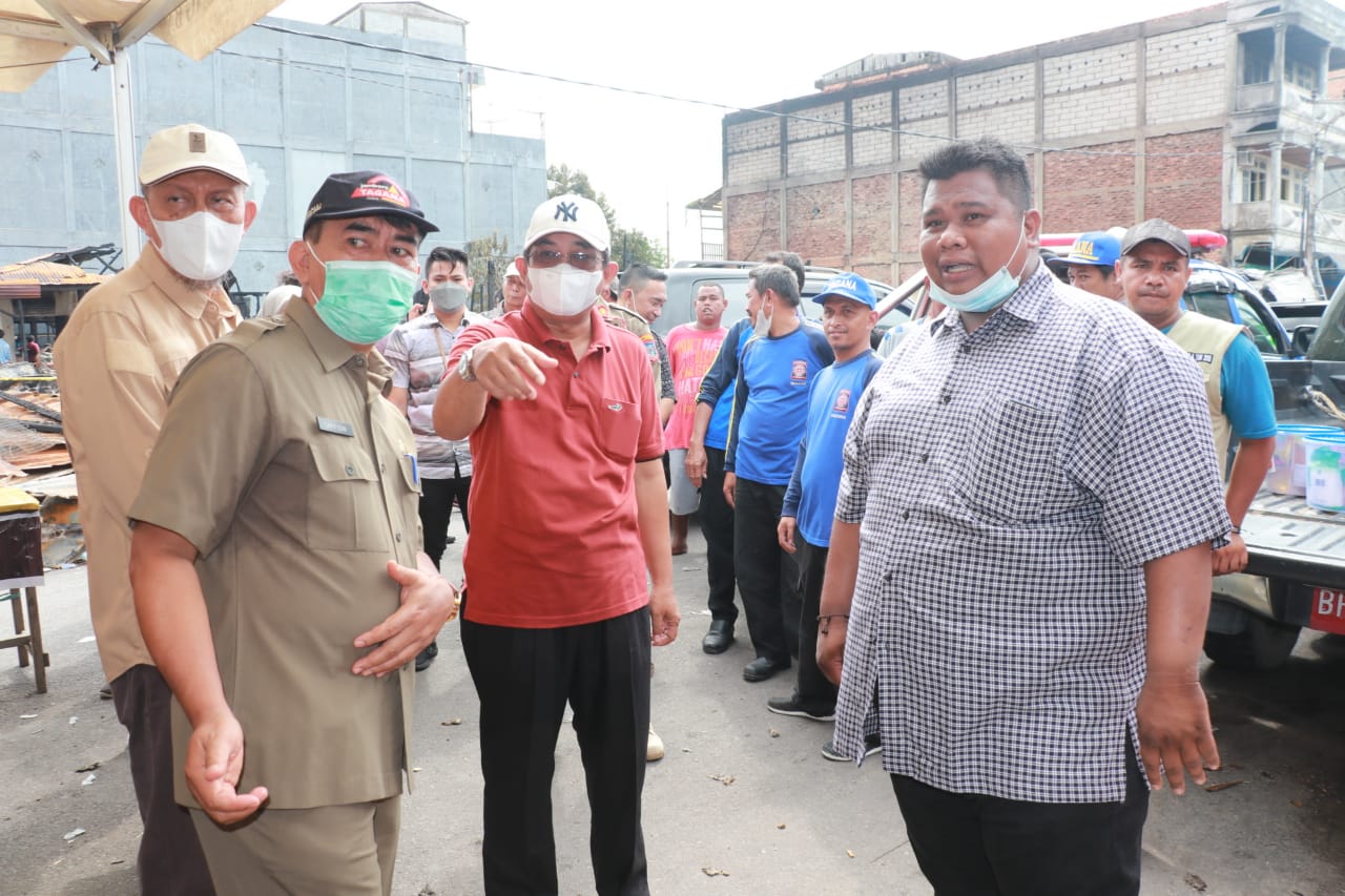 Anwar Sadat Serahkan Bantuan Korban Kebakaran di Parit 1 Kualatungkal