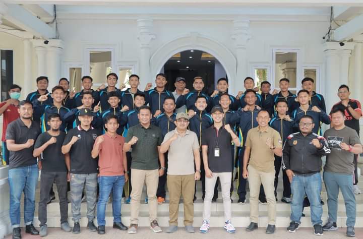 Bupati Tanjabbarat lepas Kontingen Tim Sepak bola kabupaten Tanjabbarat Untuk Berlaga Di Gubernur Cup Tahun 2023