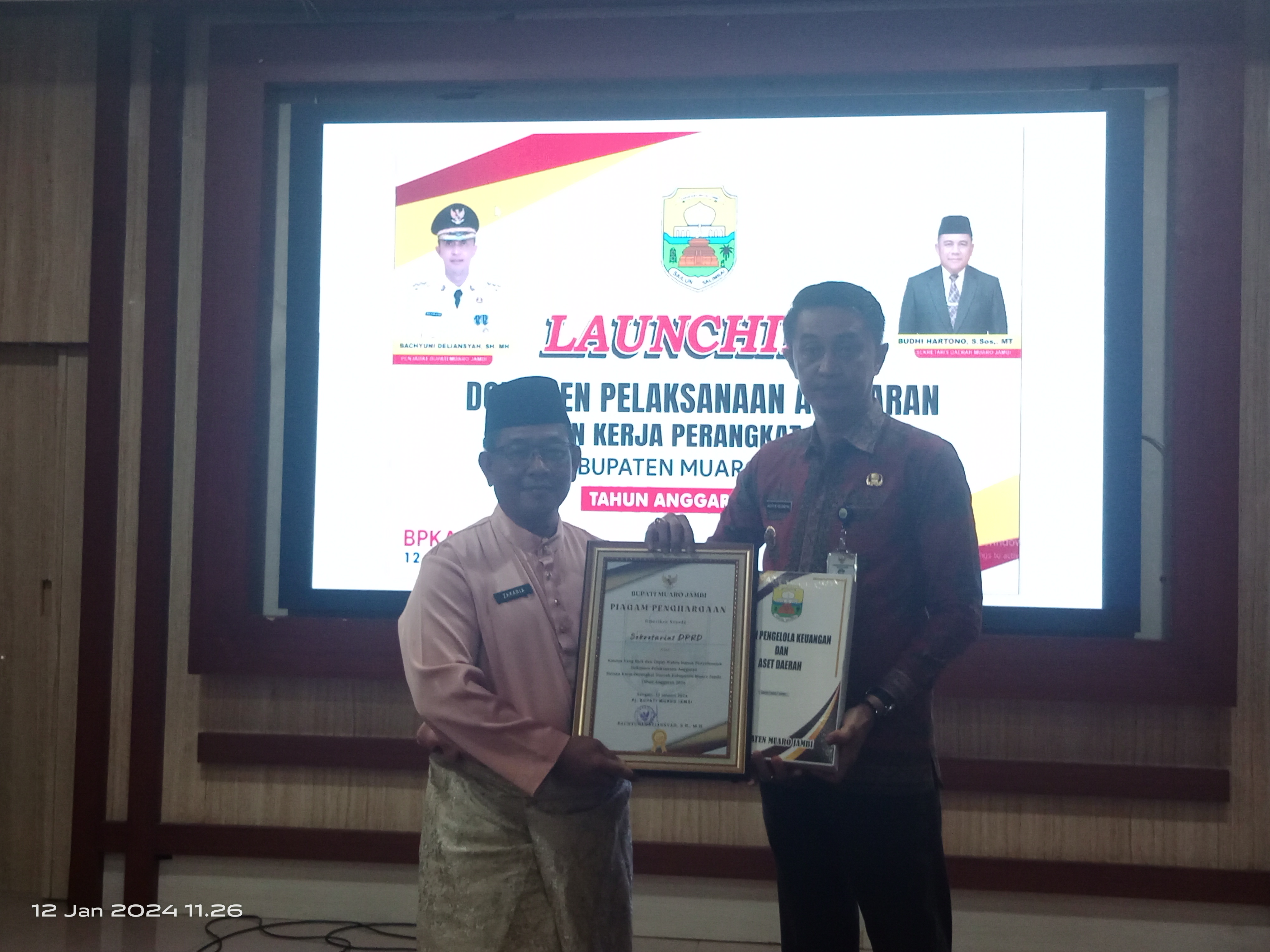 Sekretaris DPRD Kabupaten Muaro Jambi Terima Penghargaan Dari Pj Bupati Muaro Jambi
