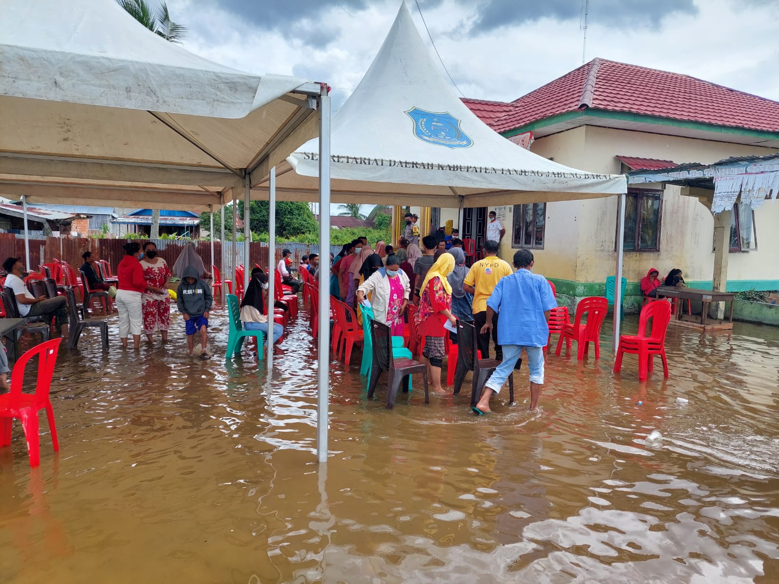 Meski Banjir Rob, Kegiatan Vaksinasi Polres Tanjabbar di Kantor Lurah Tungkal Harapan Berjalan Lancar