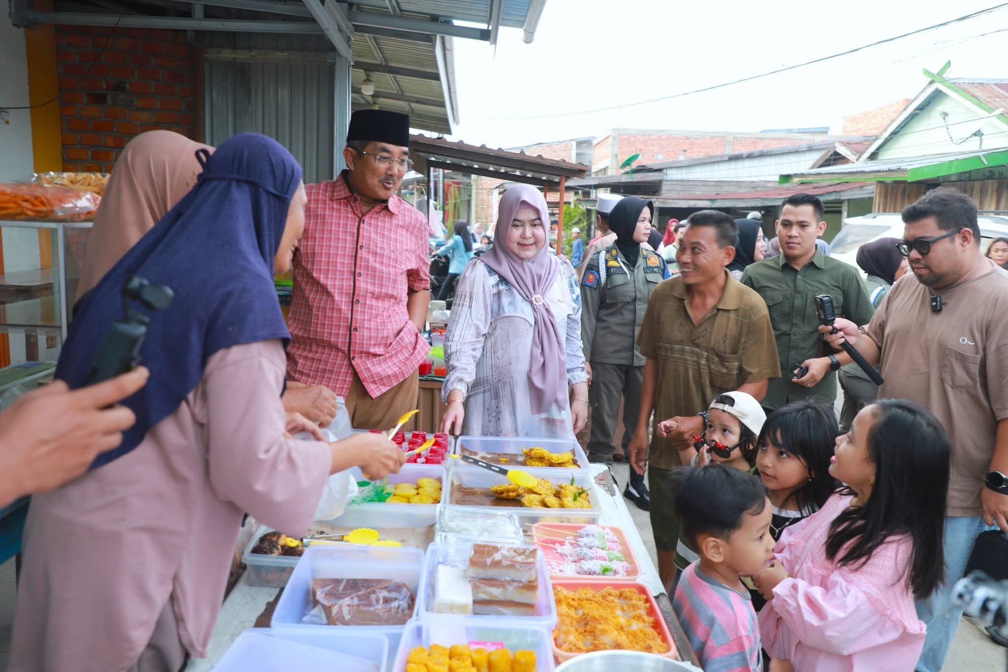 Bupati dan Ketua TP PKK Berburu Takjil, Dukung UMKM Sekaligus Peringati Hari Perempuan Internasional