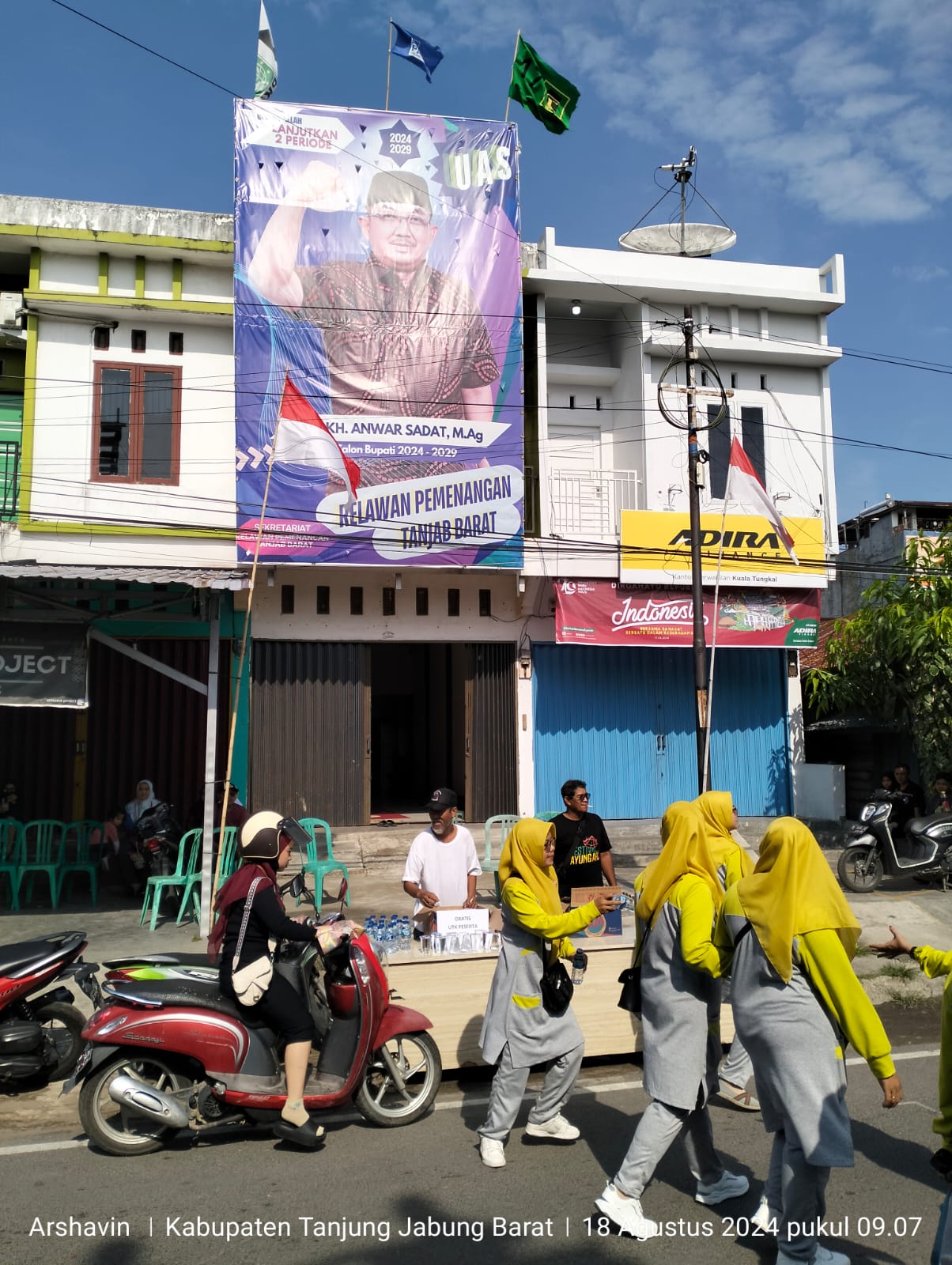 Posko Relawan UAS-Katamso Berbagi Air Minum Untuk Masyarakat dan Peserta Pawai