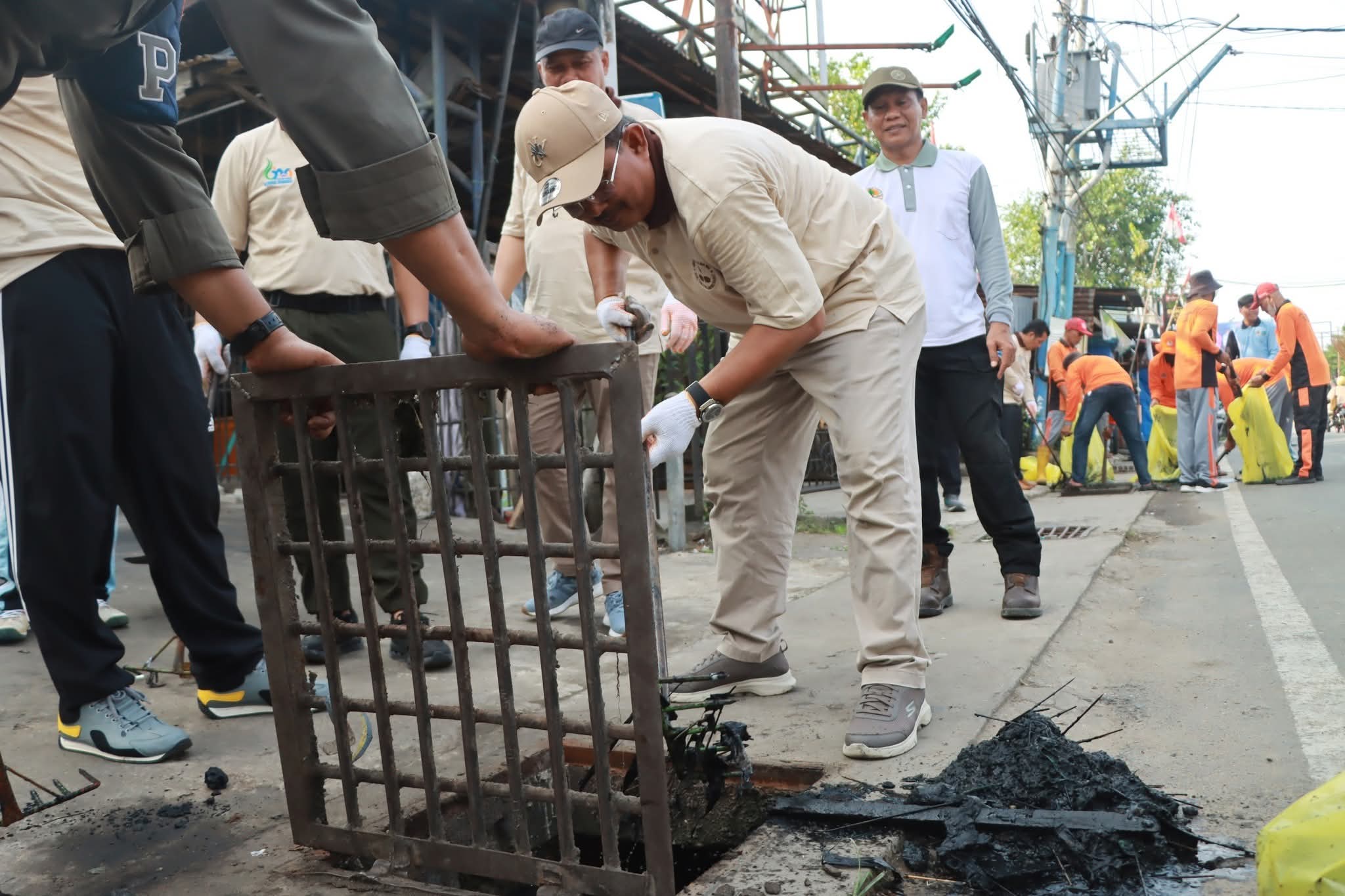 Kolaborasi untuk Lingkungan Bersih, Bupati Tanjab Barat Ikut Gotong Royong Serentak Kolaborasi untuk Lingkungan Bersih, Bupati Tanjab Barat Ikut Gotong Royong Serentak