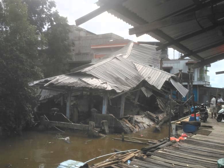 Bangunan Pasar Kwatik Kualatungkal Ambruk Ke Sungai