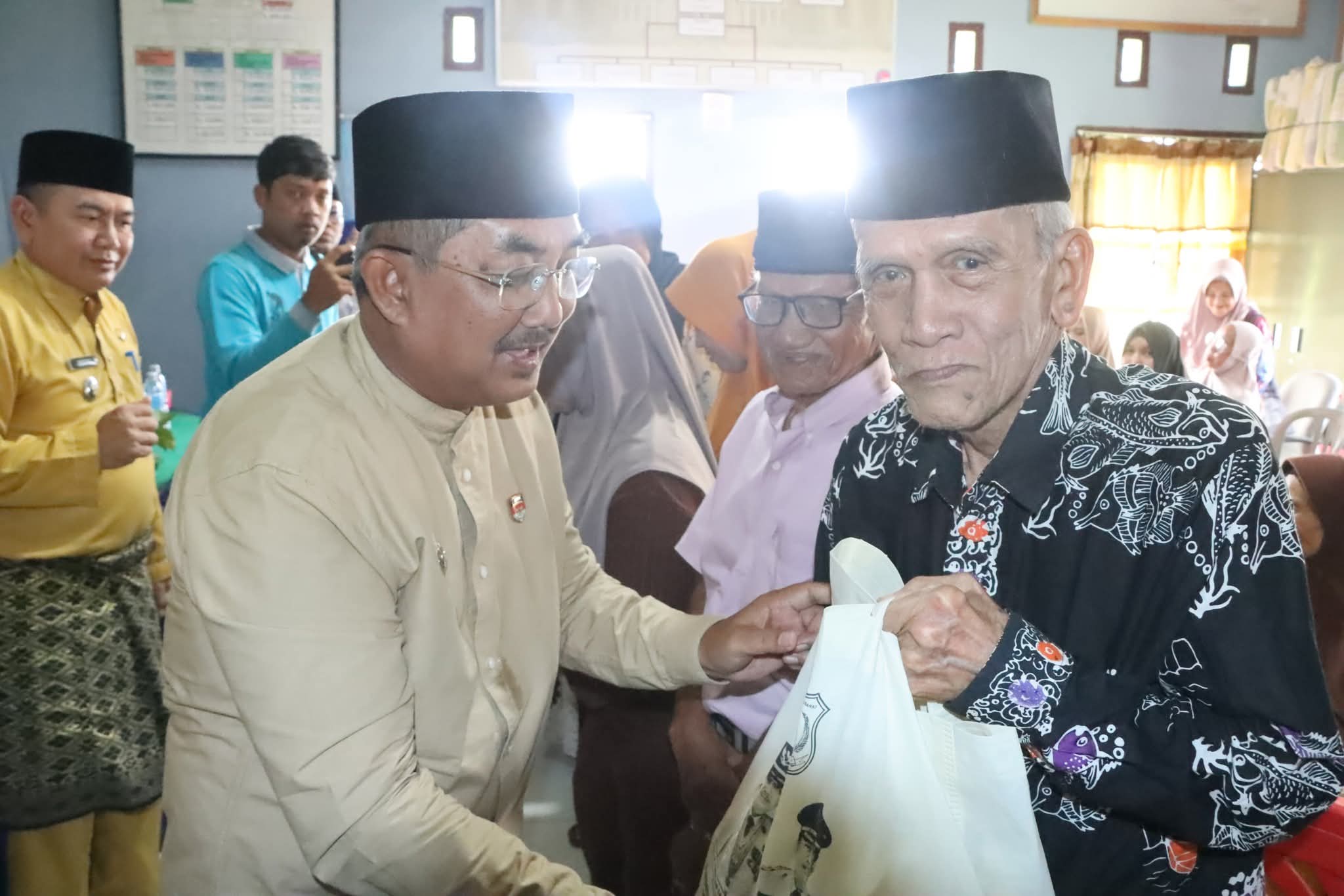 Bupati Serahkan 297 Paket Sembako di Kampung Nelayan dalam Rangka HUT RI ke-80 dan Hari Jadi ke-60 Kabupaten