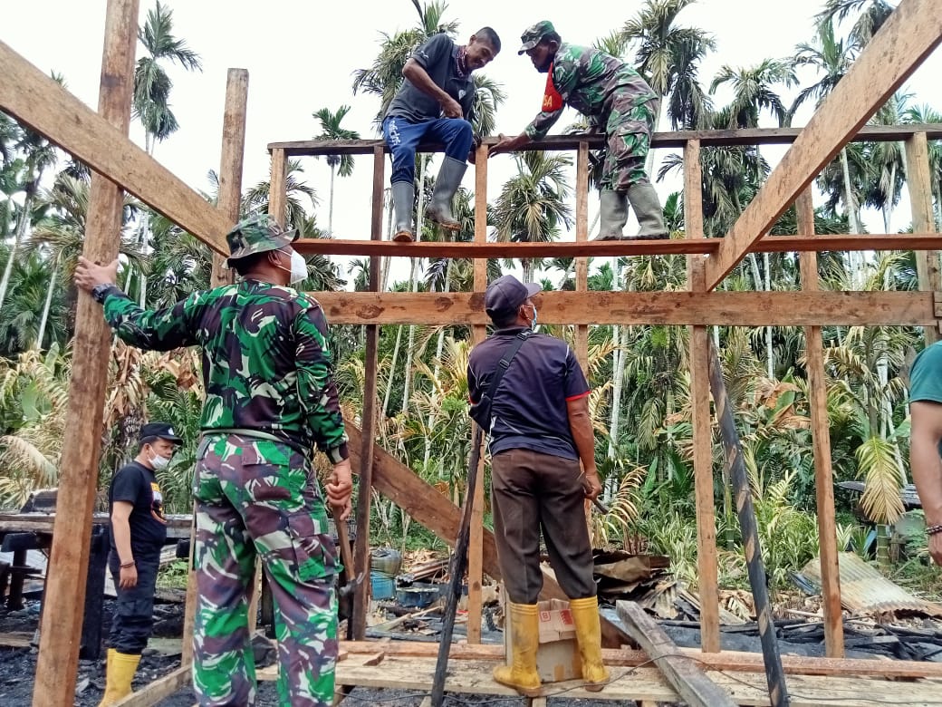 TNI, Polri dan Masyarakat Gotong Royong Bangun Rumah Warga Pasca Kebakaran