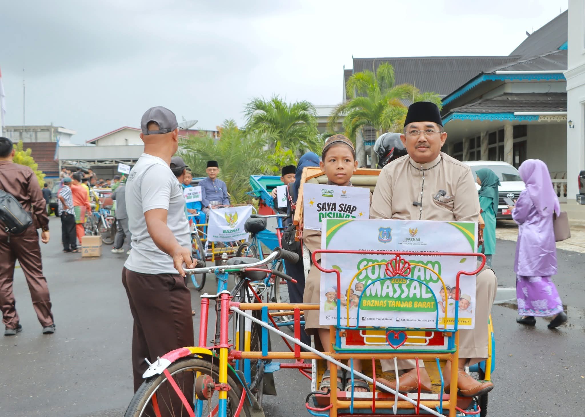 Bupati dan Ketua TP-PKK Tanjab Barat Iringi Anak Sunatan Massal Naik Becak