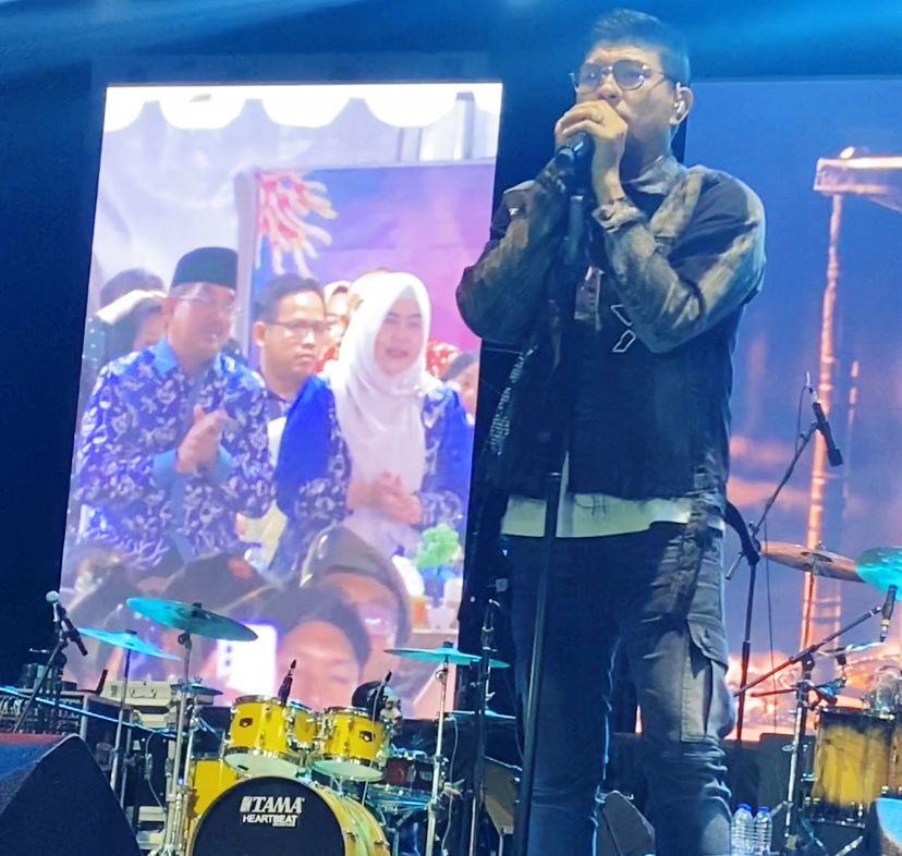 Andika Kangen Band Hibur Masyarakat Tanjabbar Pada Malam Puncak Festival Pengabuan Tahun 2025