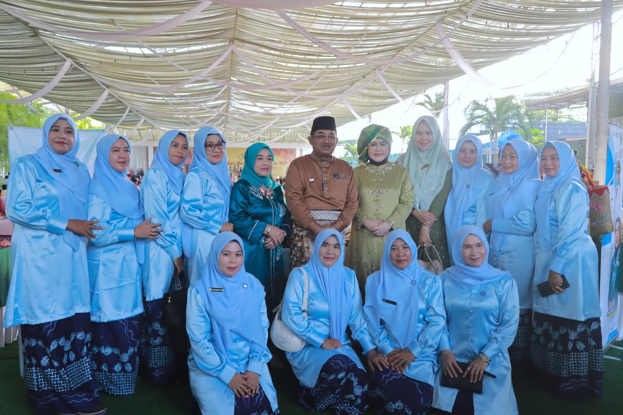 Anggun Berbusana Adat, Bupati Tanjab Barat dan Istri Mempesona di Hari Adat Melayu Jambi ke-747