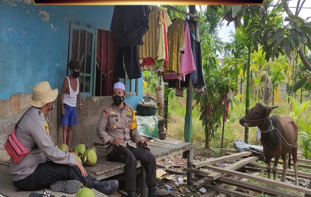 Bahagiannya Pak Andak, Warga Kampung Melayu Dihadiahi Polres Tanjabbar Satu Ekor Sapi Kurban