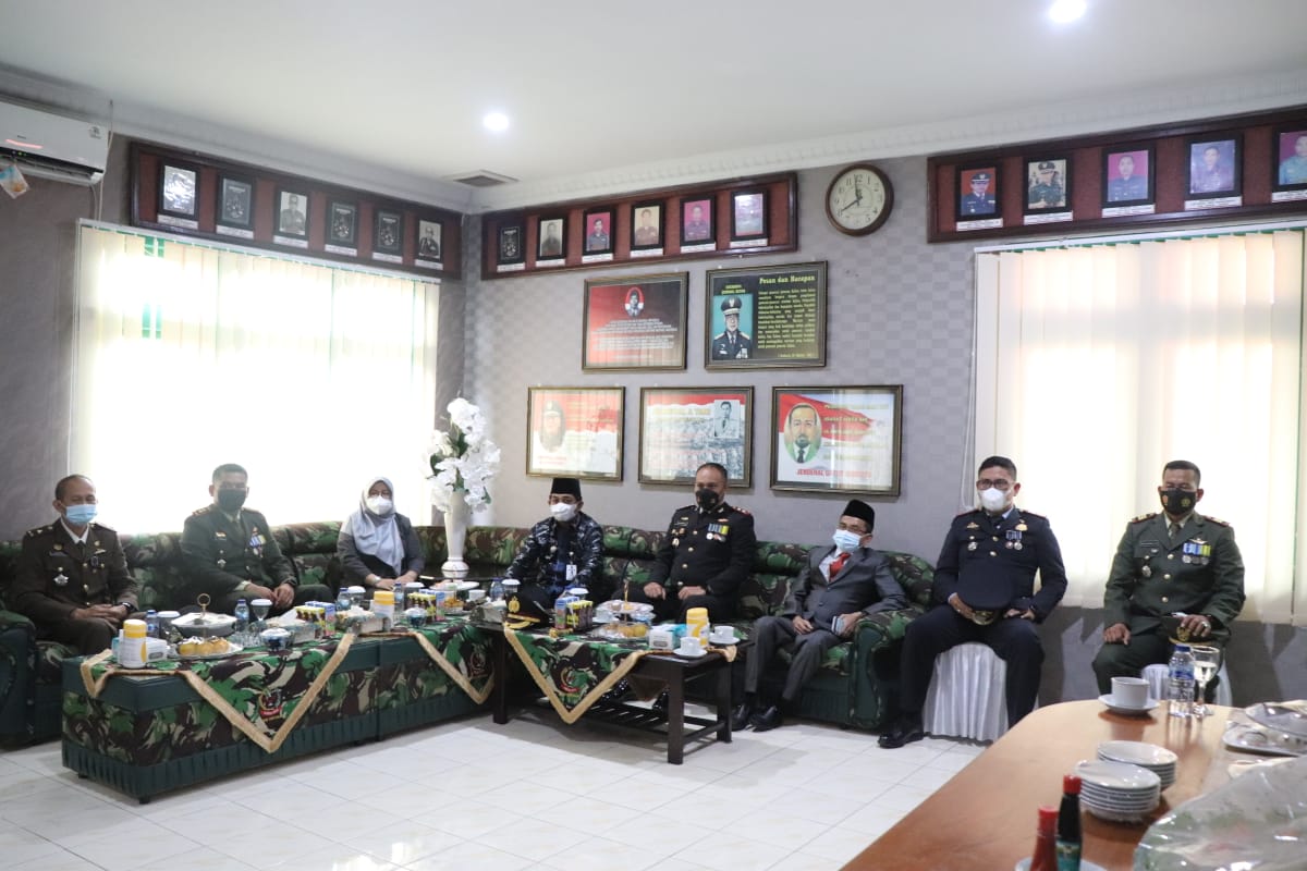 HUT TNI Ke-76, Bupati dan Forkopimda Tanjabbar Menyaksikan Upacara Secara Virtual