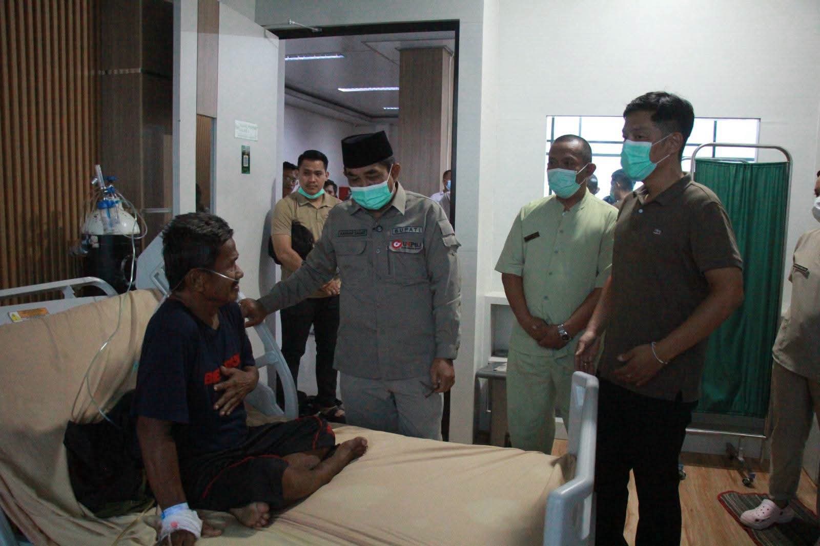 Anwar Sadat Kunjungi Pasien Terdampak Kabut Asap di RSUD KH. Daud Arif