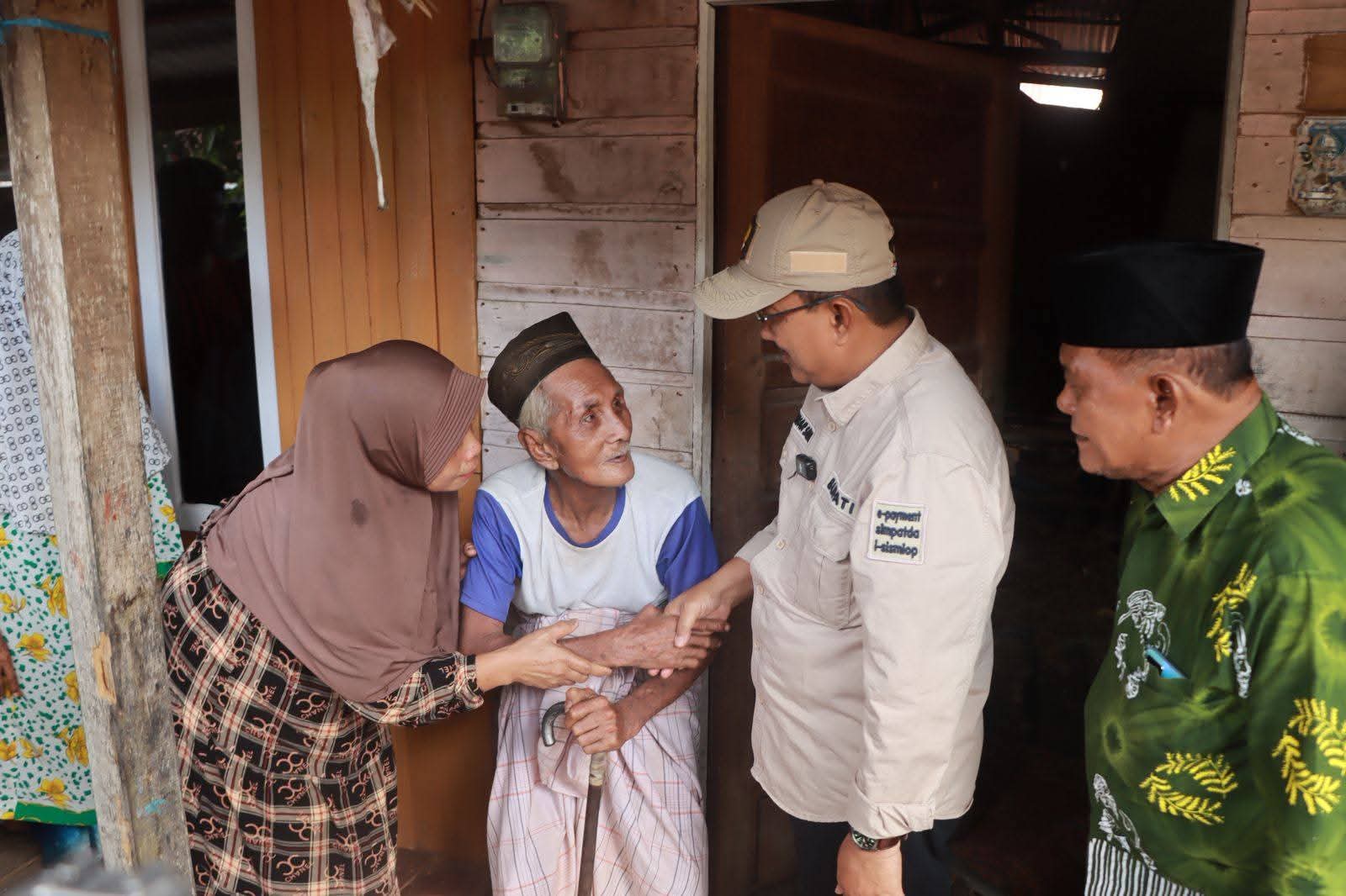 Tinjau Program Bedah Rumah, Bupati Tanjabbar Ajak Semua Pihak Berempati Terhadap Lingkungan Sekitar 