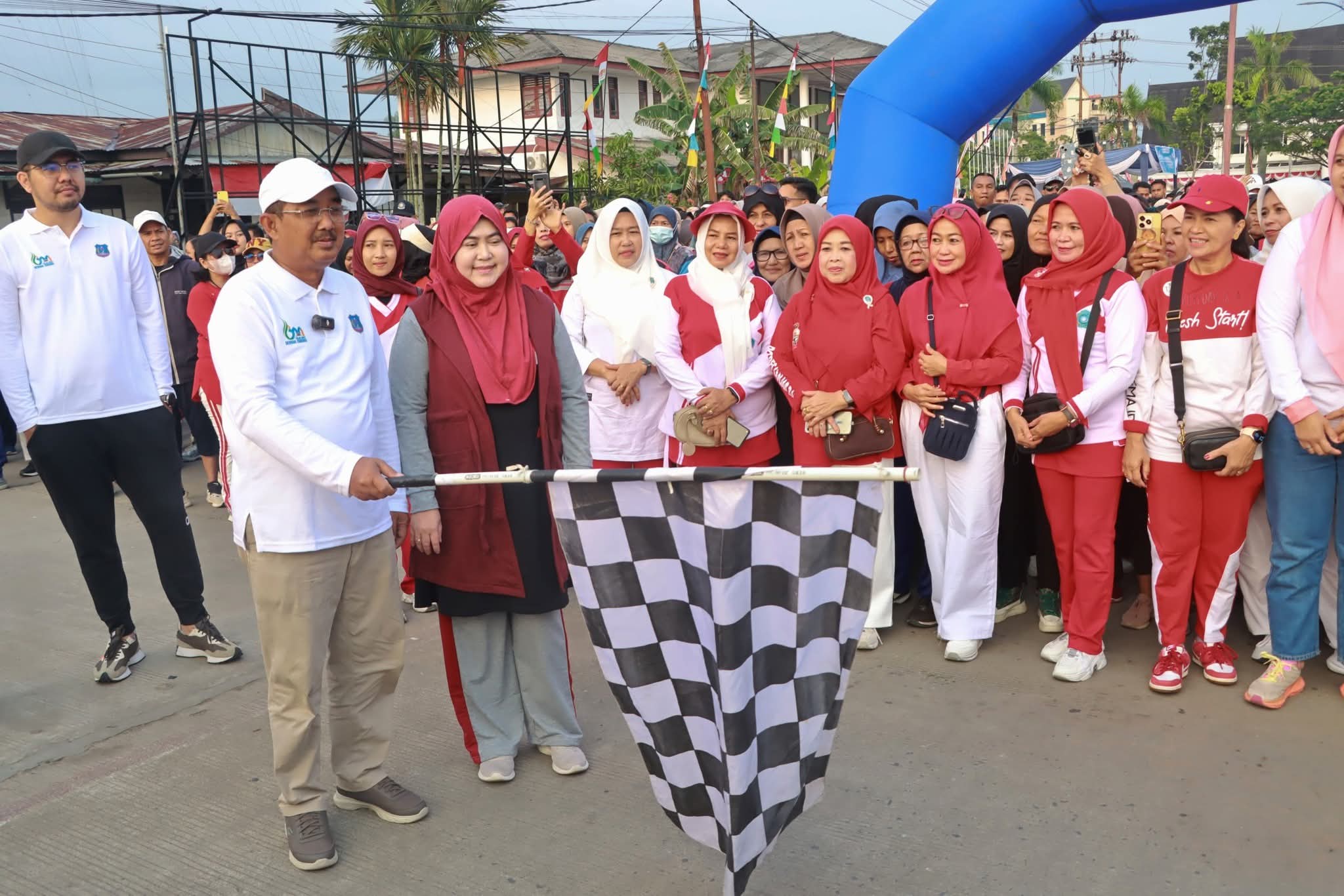 Bersama Masyarakat, Bupati dan Ketua TP PKK Kabupaten Ikuti Jalan Santai dan Senam Sehat BERKAH MADANI 