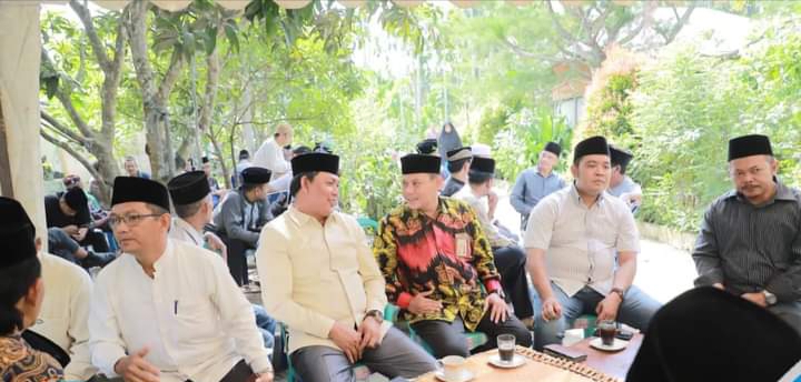 H. Hairan, S.H Melayat Ke Rumah Almarhum Suhaili Kepala Desa Mandala Jaya Kecamatan Betara