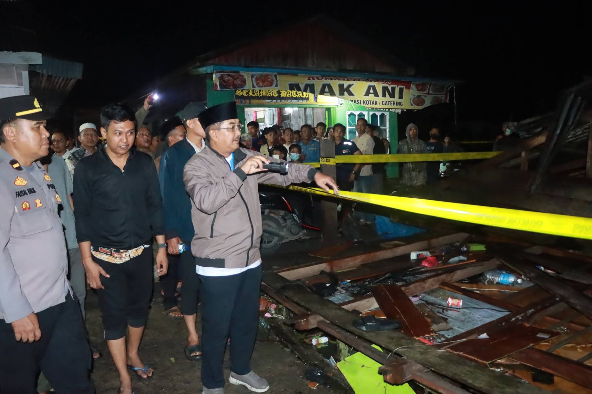 Tinjau Lokasi Kebakaran di Teluk Nilau, Bupati Instruksikan Penanganan Maksimal