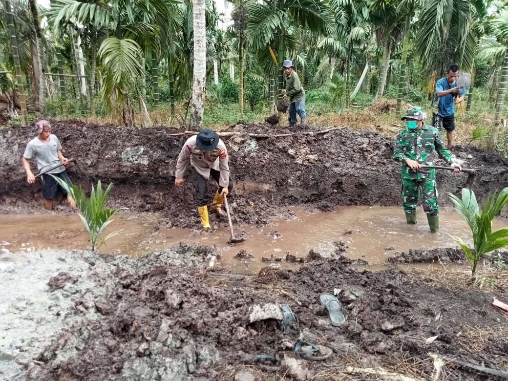 TNI Polri Goro Bersama Warga Desa Bunga Tanjung Buat Embung Untuk Antisipasi Suplai Air Di musim Kemarau