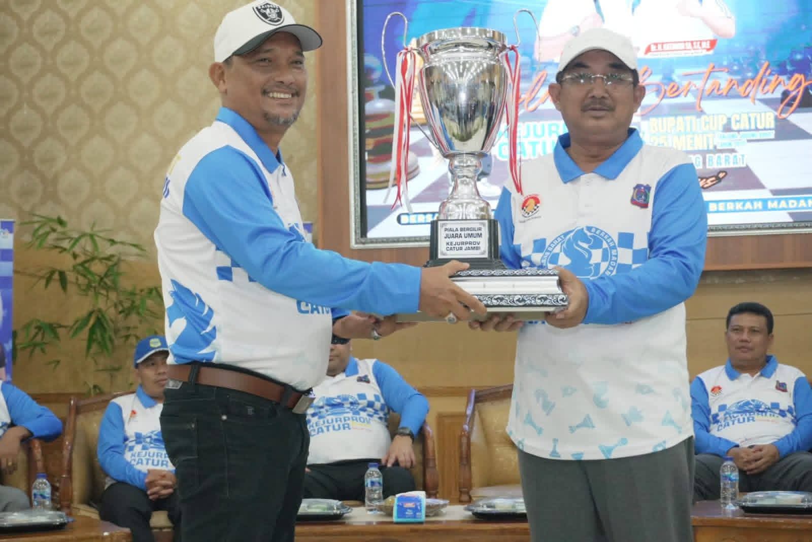 Percasi Tanjabbar Ukir Sejarah Sebagai Juara Umum pada Kejurprov Catur 2025