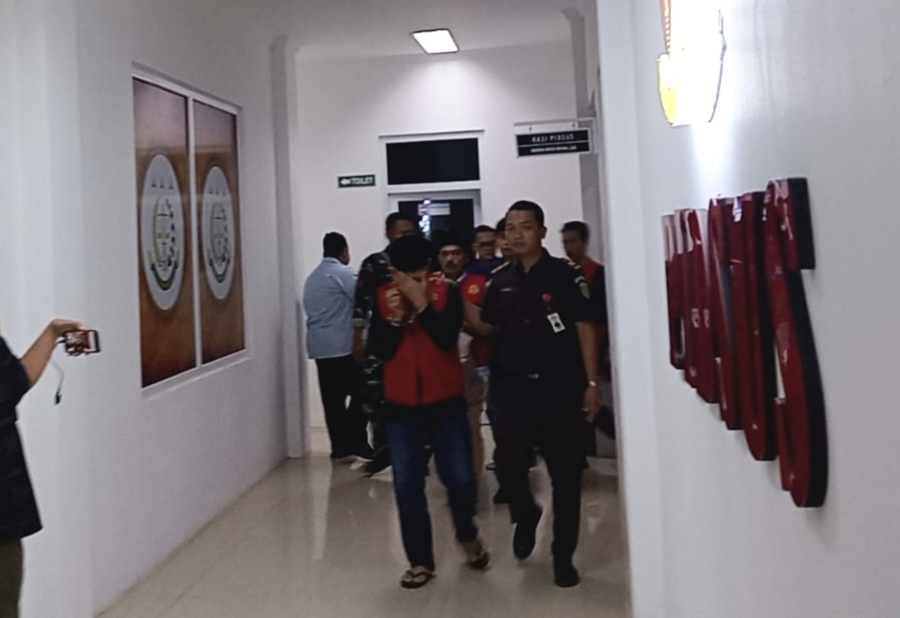 BREAKING NEWS: Kejari Tanjabbar Tahan Tiga Tersangka Dugaan Korupsi PDAM Tirta Pengabuan 