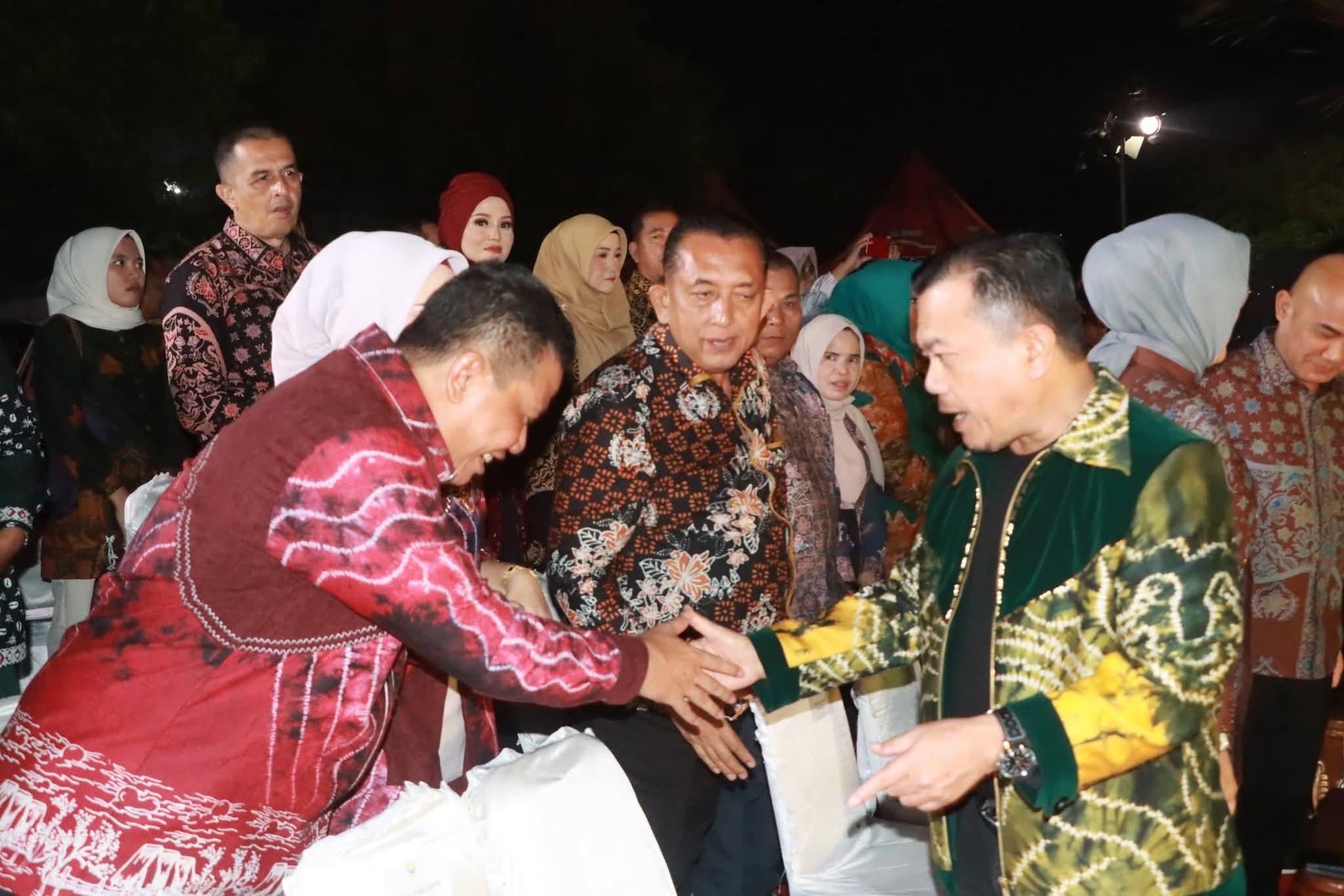 Wabup Tampil di Catwalk pada Malam Apresiasi dan Peragaan Busana Jambi