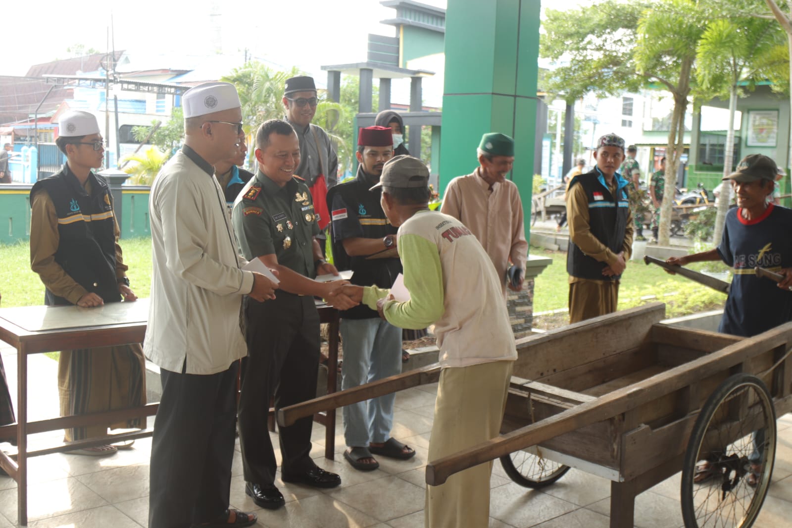 Kodim Tanjab Berkerjasama Dengan PIS  Berikan Bingkisan Kepada Tukang Becak dan Tukang Gerobak di Kualatungkal