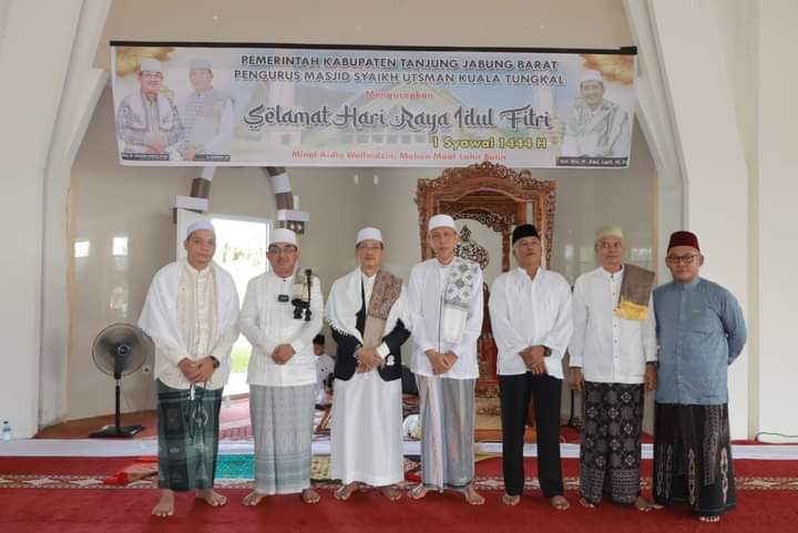 Bupati dan Wakil Bupati Laksanakan Sholat Idul Fitri 1444 H/2023 M di Masjid Syeikh Utsman Kuala Tungkal