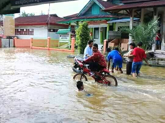 Banjir Rob Genangi Sebagian Kota Kualatungkal