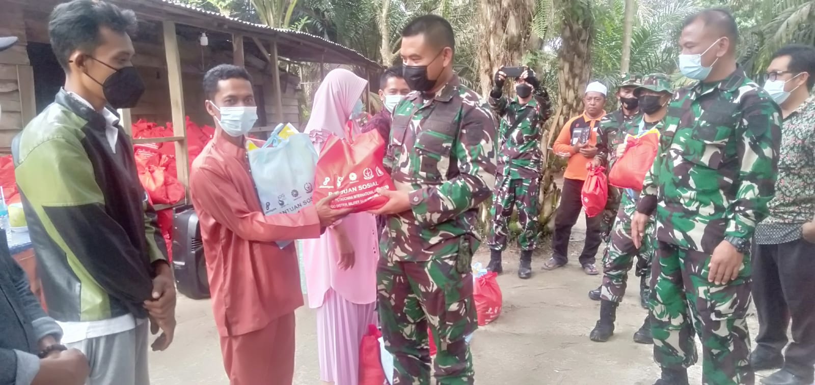 Masih Dalam Rangka HUT TNI, Kodim Tanjab Salurkan Kembali Bansos