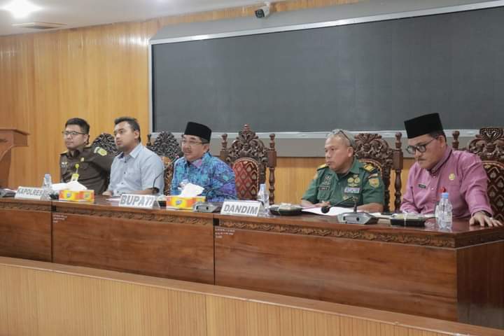 Bupati Tanjab Barat Hadiri Rapat Mediasi Penyelesaian Masalah Antara Kelompok Tani Imam Hasan Desa Badang dan PT. DAS
