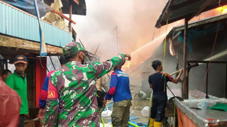 Anggota Koramil Muarasabak Bantu Padamkan Kebakaran Hebat di Mendhara Tengah