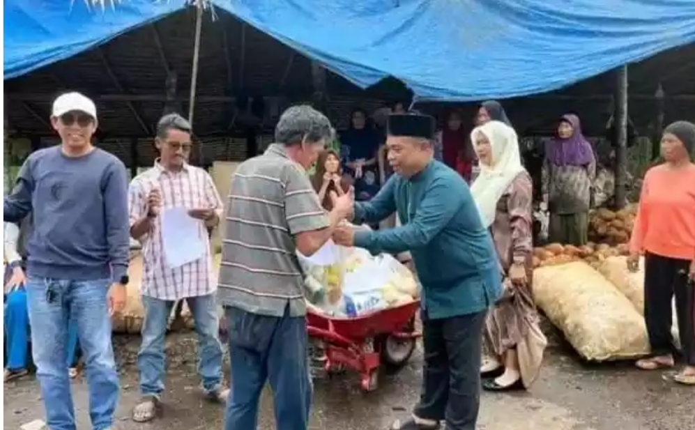 Momen Ramadhan, Anggota DPRD Tanjabbar Albert Chaniago Sambangi Pekerja Gudang Kelapa dan Bagikan Sembako