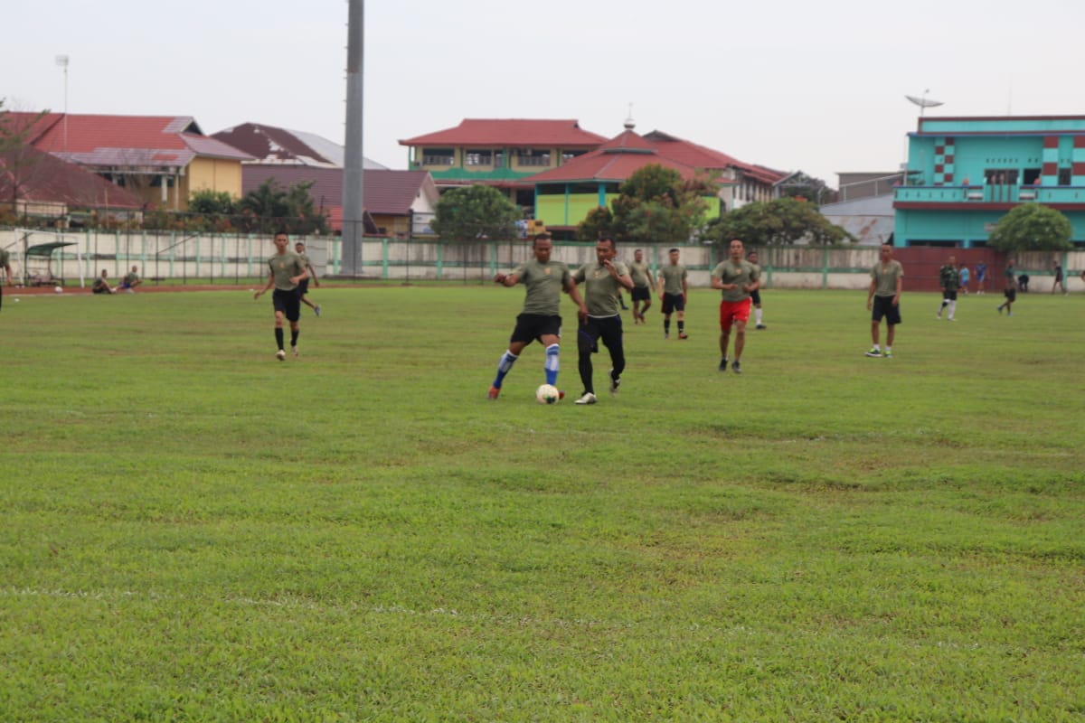 Tingkatkan Imunitas tubuh, Prajurit Kodim Tanjab Laksanakan Olahraga Sepak Bola