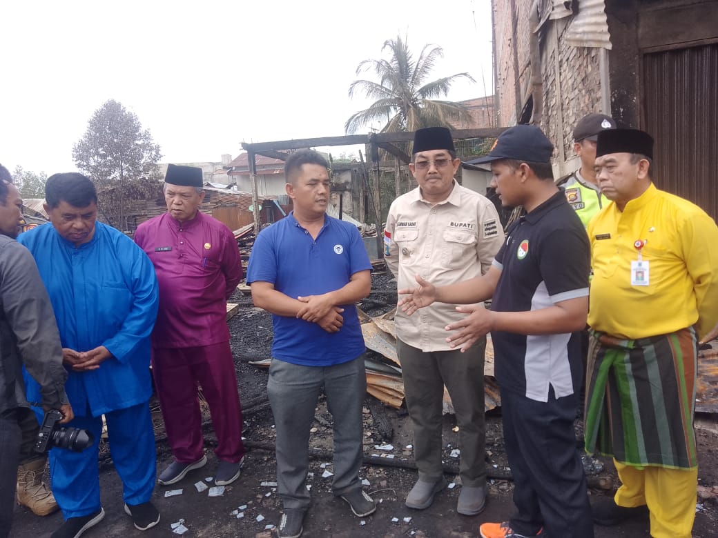 Bupati Tanjab Barat Tinjau  Dan Serahkan Bantuan Korban Kebakaran Di Pasar Ampera Kualatungkal